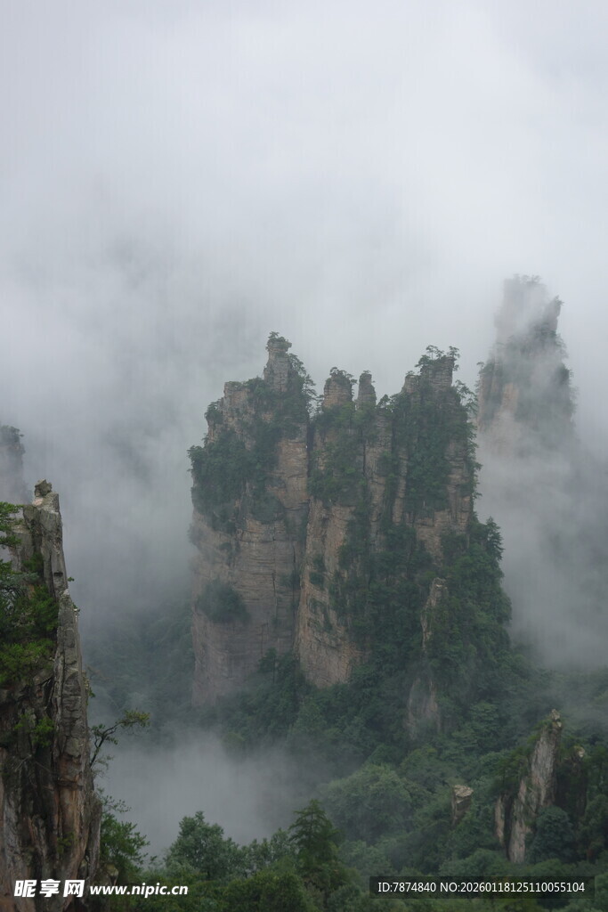 云雾缭绕的奇峰异景