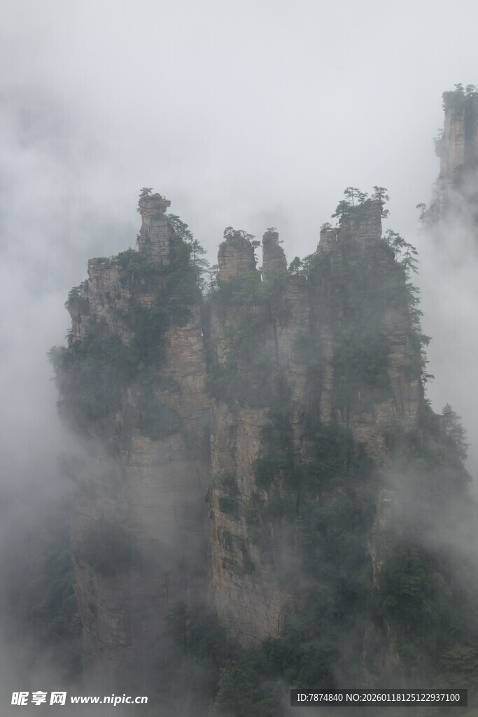 云雾缭绕的奇幻山峰