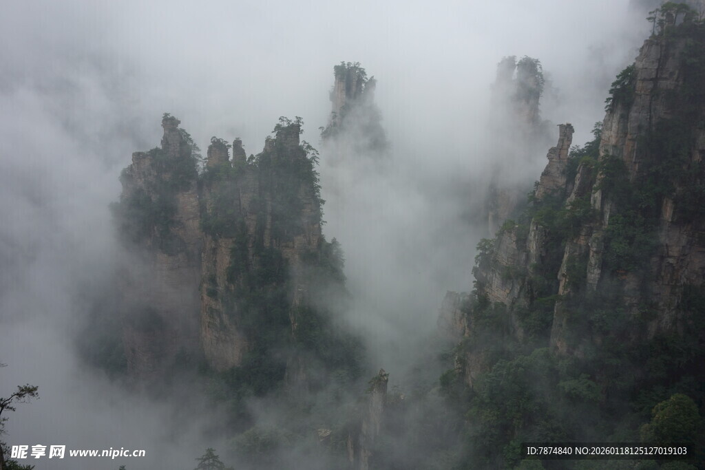 云雾缭绕的壮丽山峰