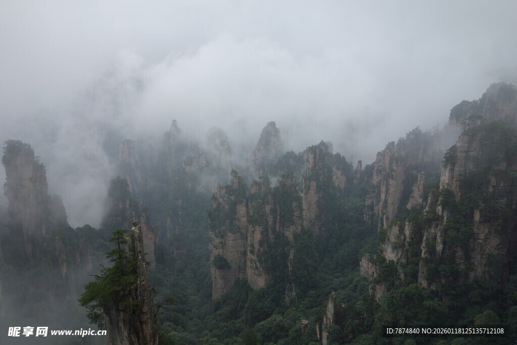 云雾缭绕的壮丽山峰