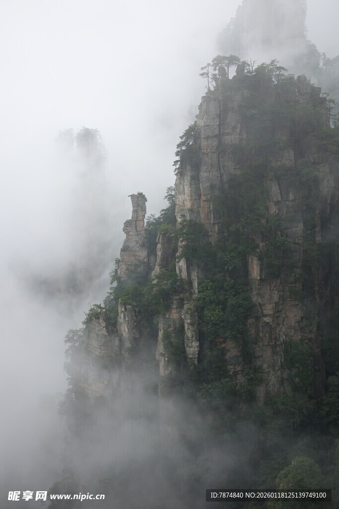 云雾缭绕的壮美山峰