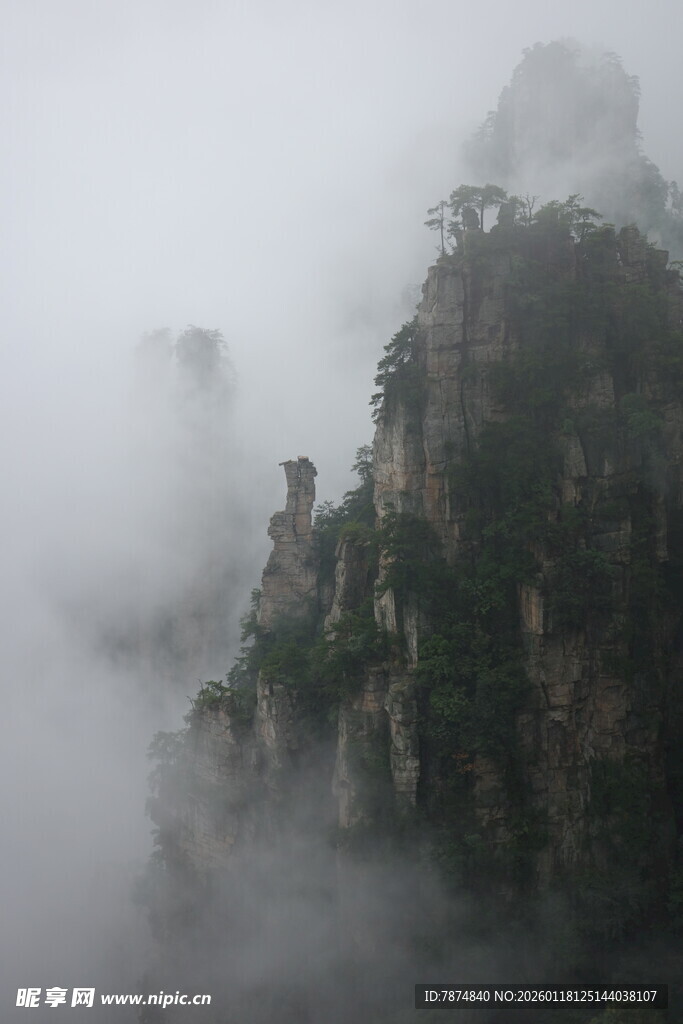 云雾缭绕的壮美山峰