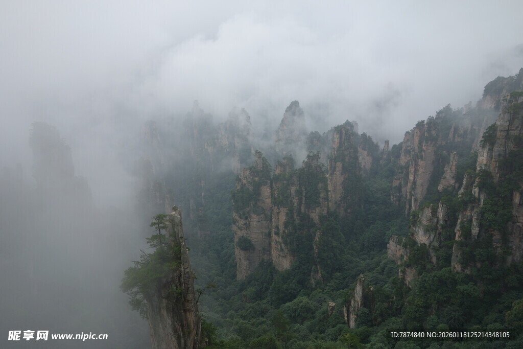 云雾缭绕的壮美山峦
