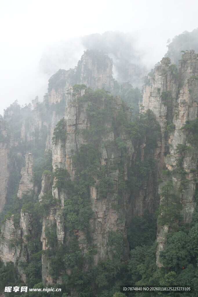 云雾缭绕的壮美山峰