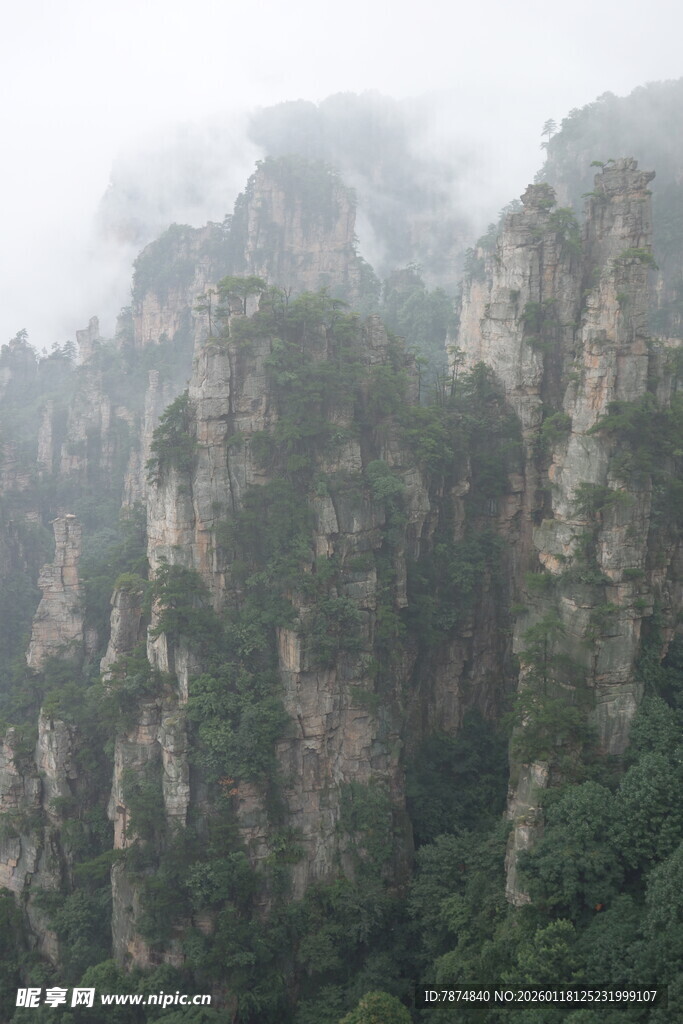 云雾缭绕的险峻山峰