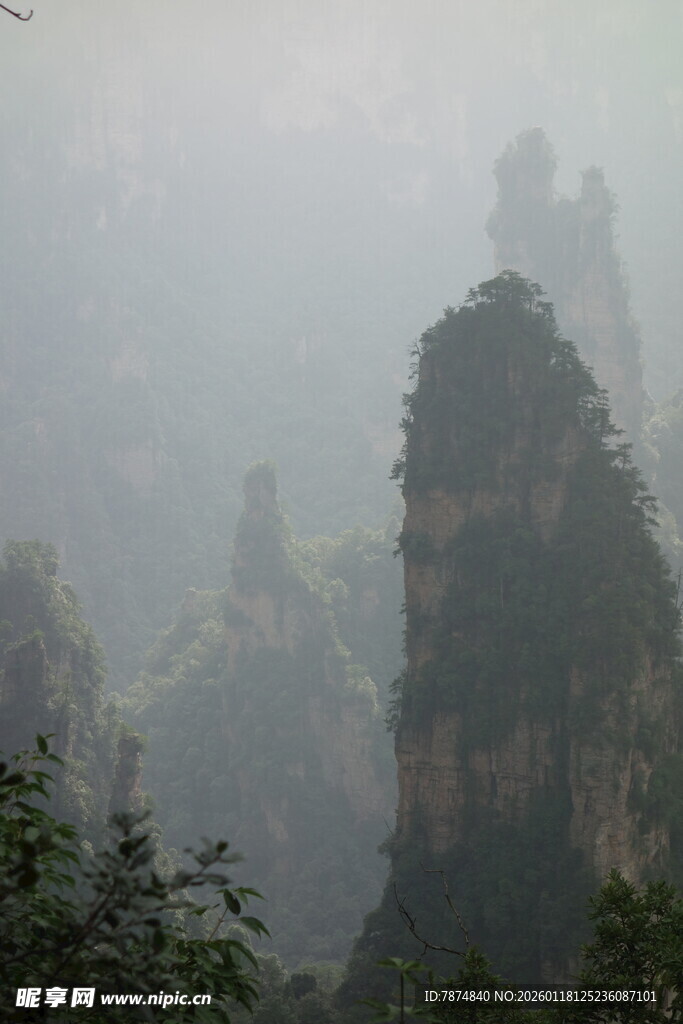 云雾缭绕的壮丽山峰