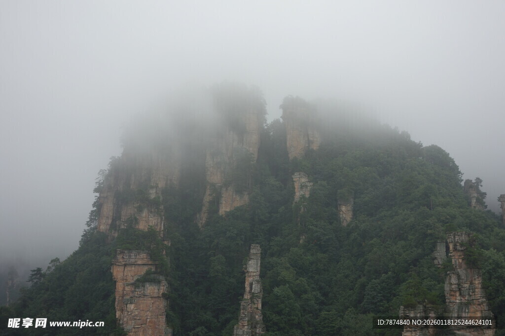 云雾缭绕的壮美山峰