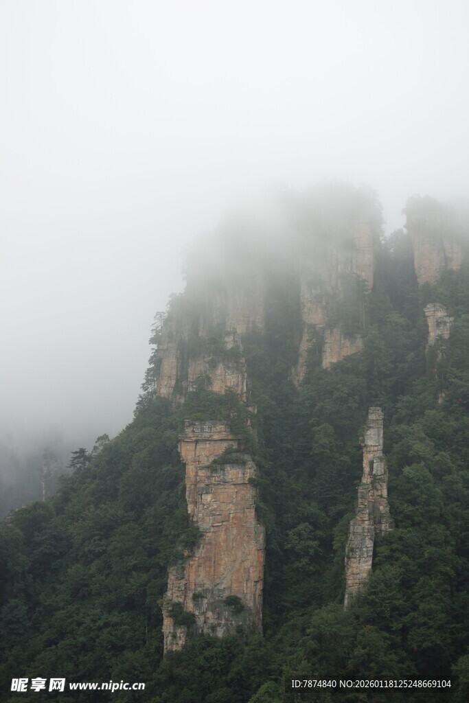 云雾缭绕的险峻山峰