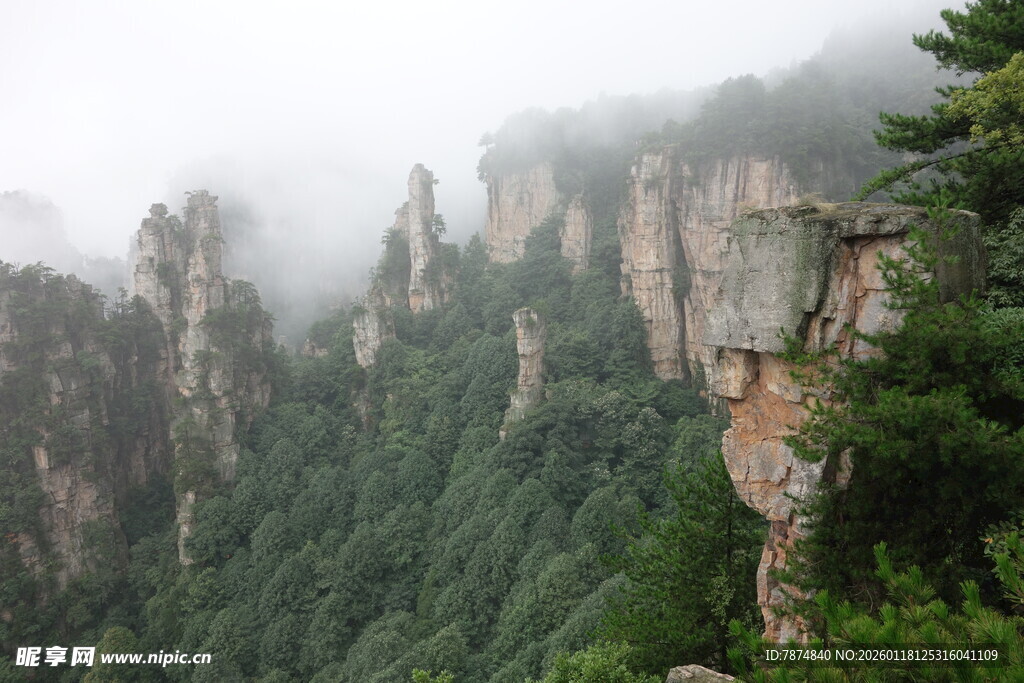 云雾缭绕的壮丽山峰景观