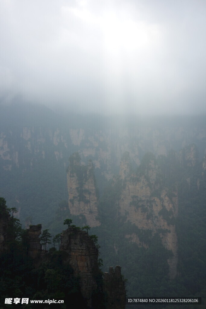 云雾缭绕的壮丽山峰