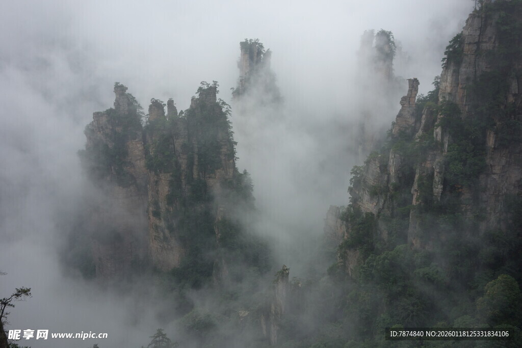 云雾缭绕的壮丽山峰