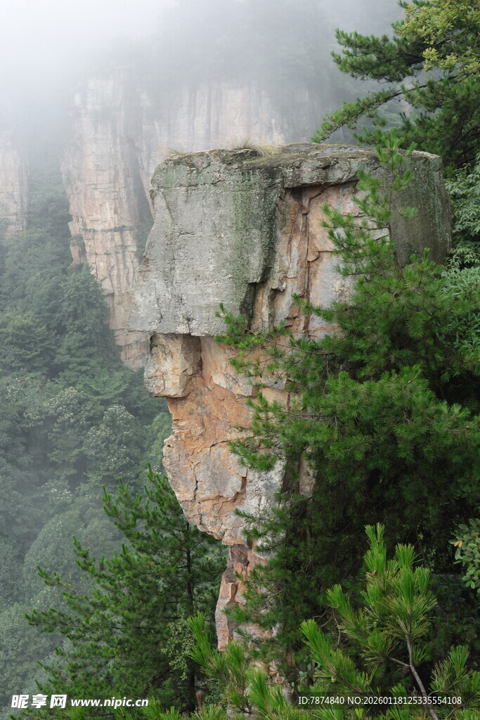 云雾缭绕的险峻悬崖