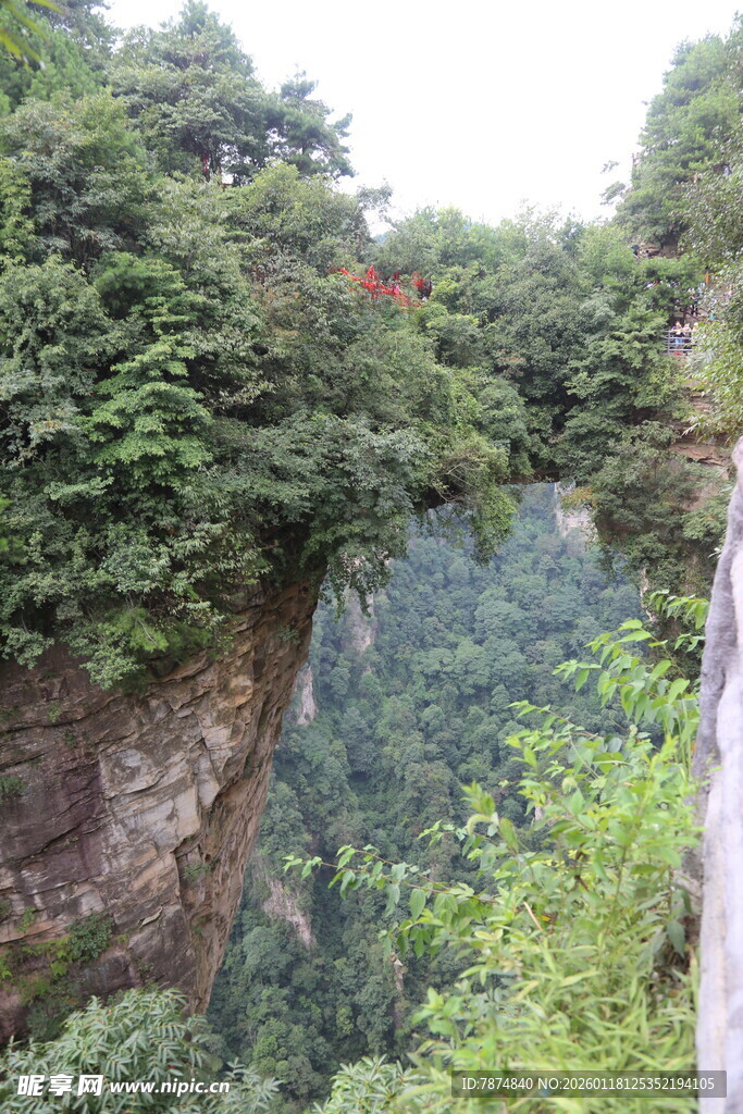 山间奇景 天然石桥绿意浓
