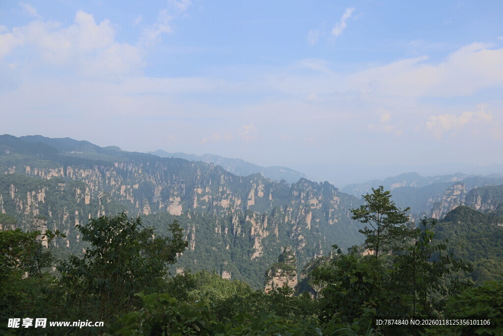 壮丽山峦景观