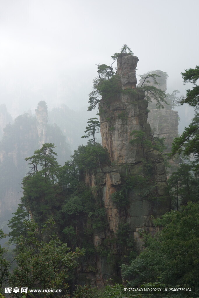 云雾缭绕中的奇峰景观