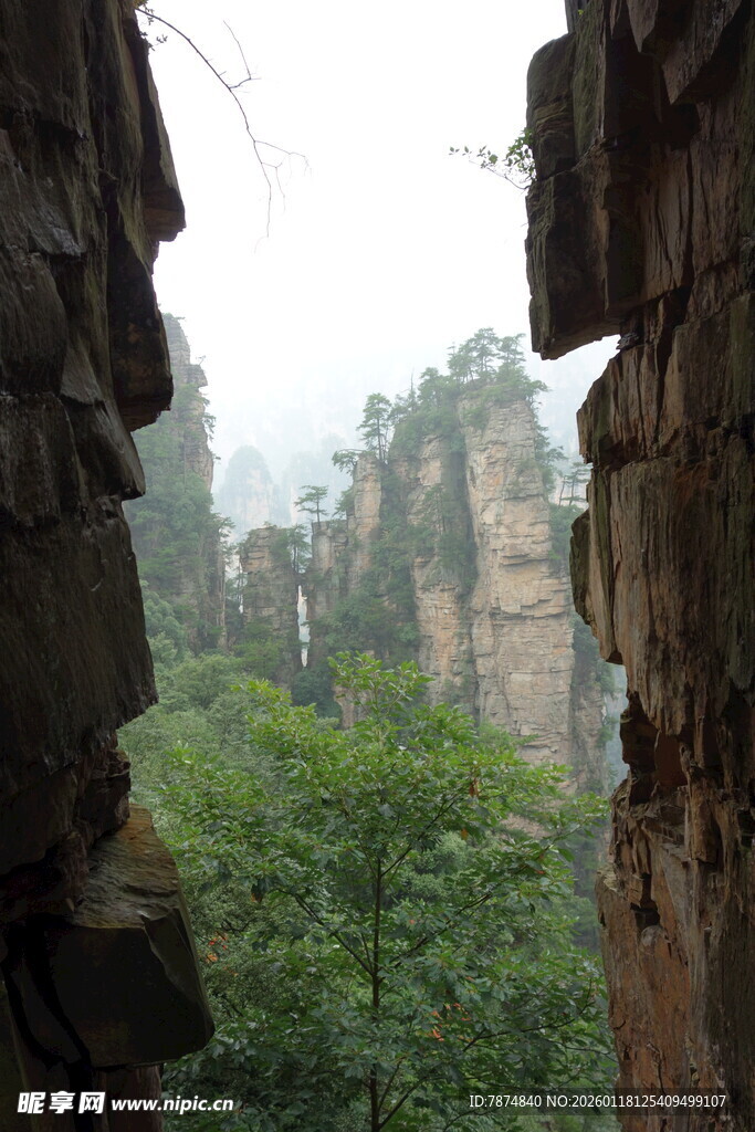 透过石隙看奇峰异景
