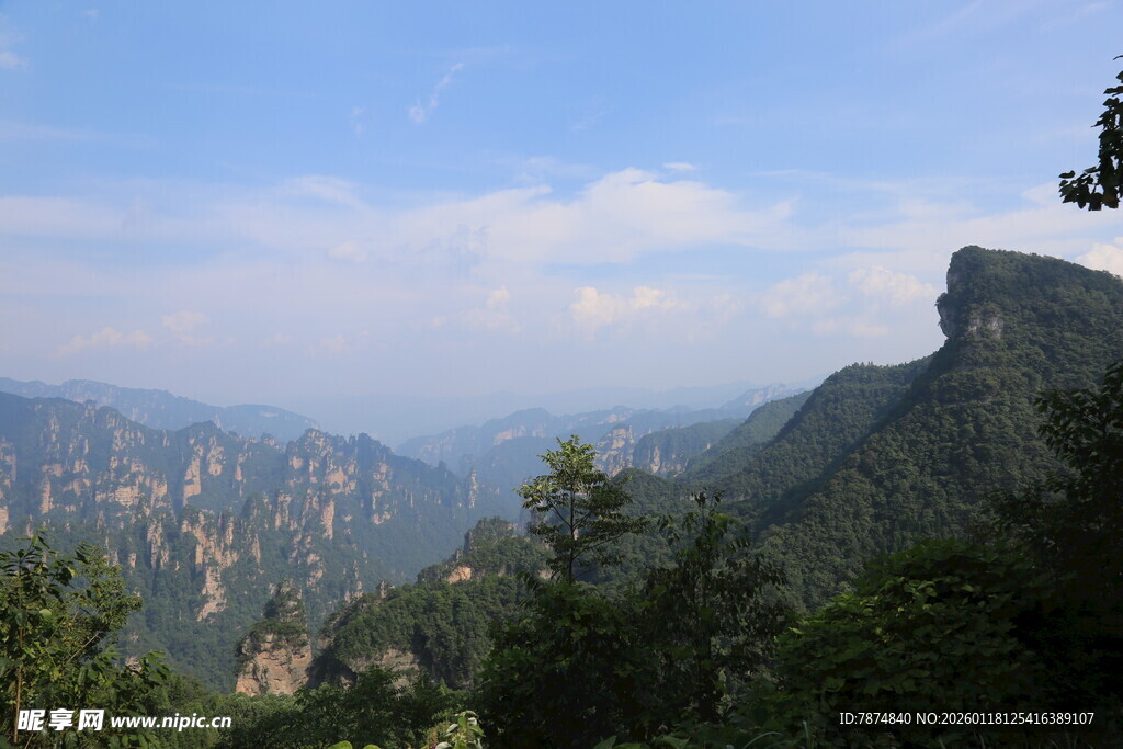壮美山峦景观