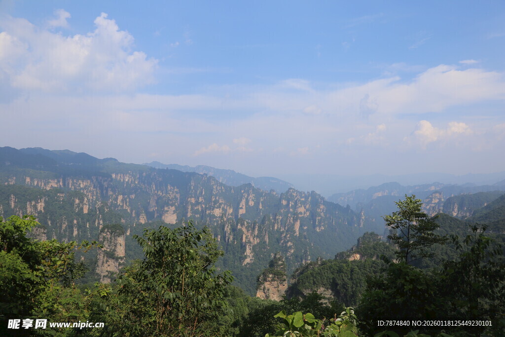 壮美山峦风景图