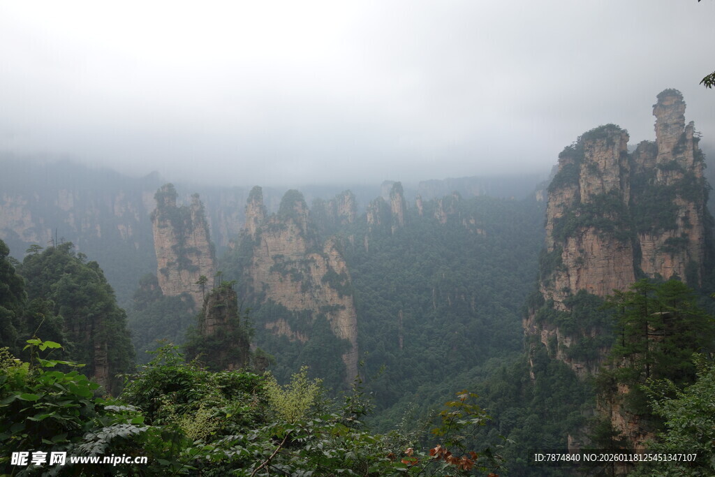 云雾缭绕的壮丽山峰景观