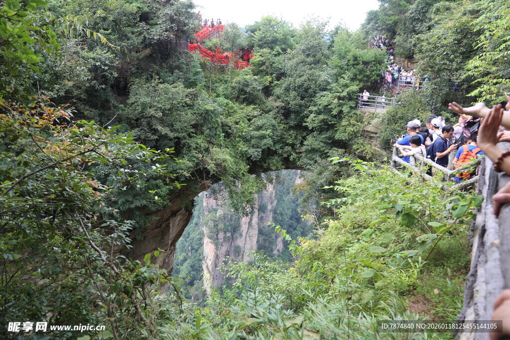 山间栈道上的游客景观