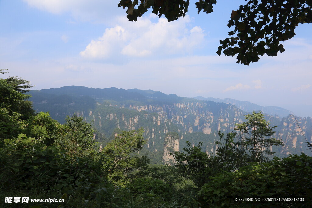 山林间远眺壮丽山峦景色