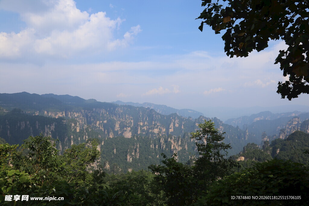山峦叠翠间的自然美景