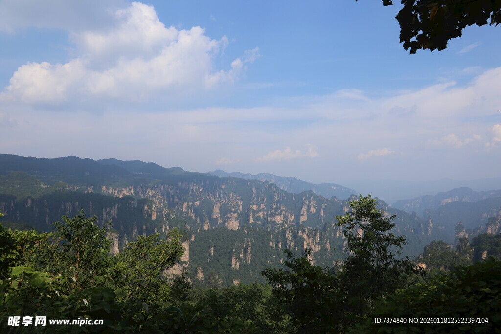 山峦叠翠的壮美自然景观