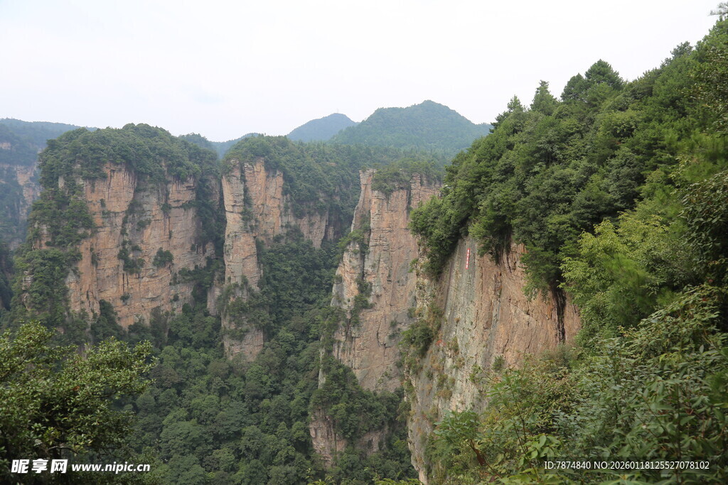 壮丽险峻的山间景色