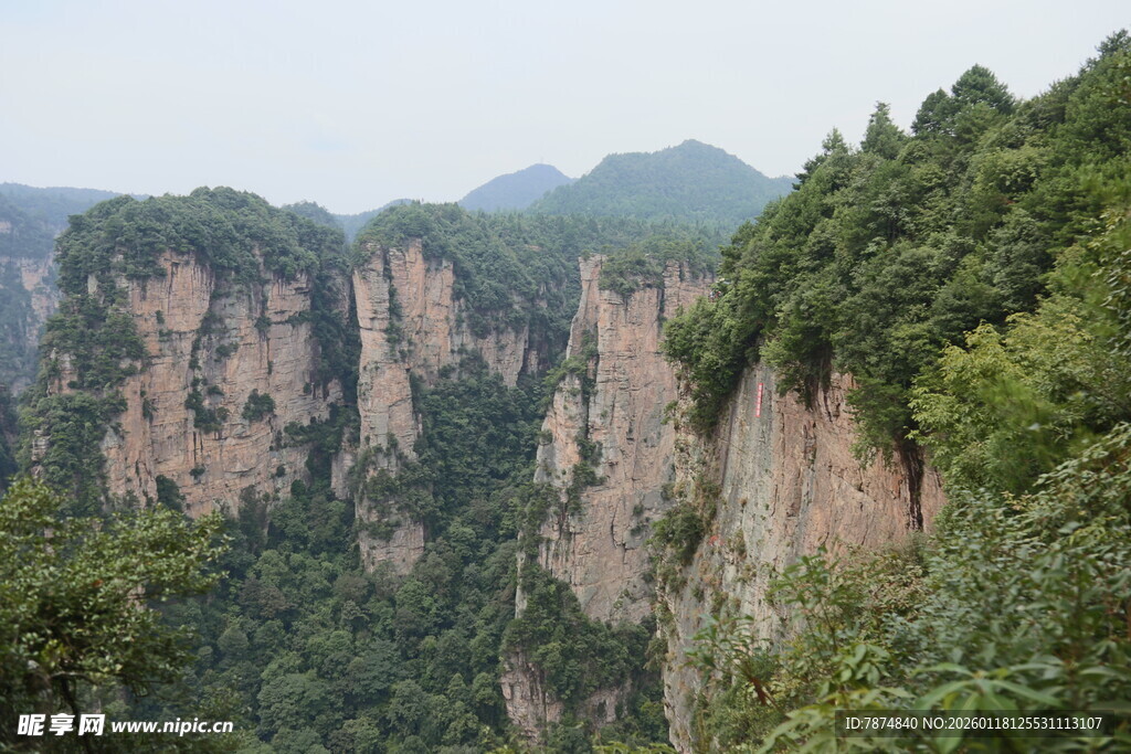壮丽险峻的高山峡谷景观