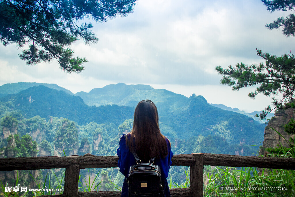 女孩眺望远方山峦美景