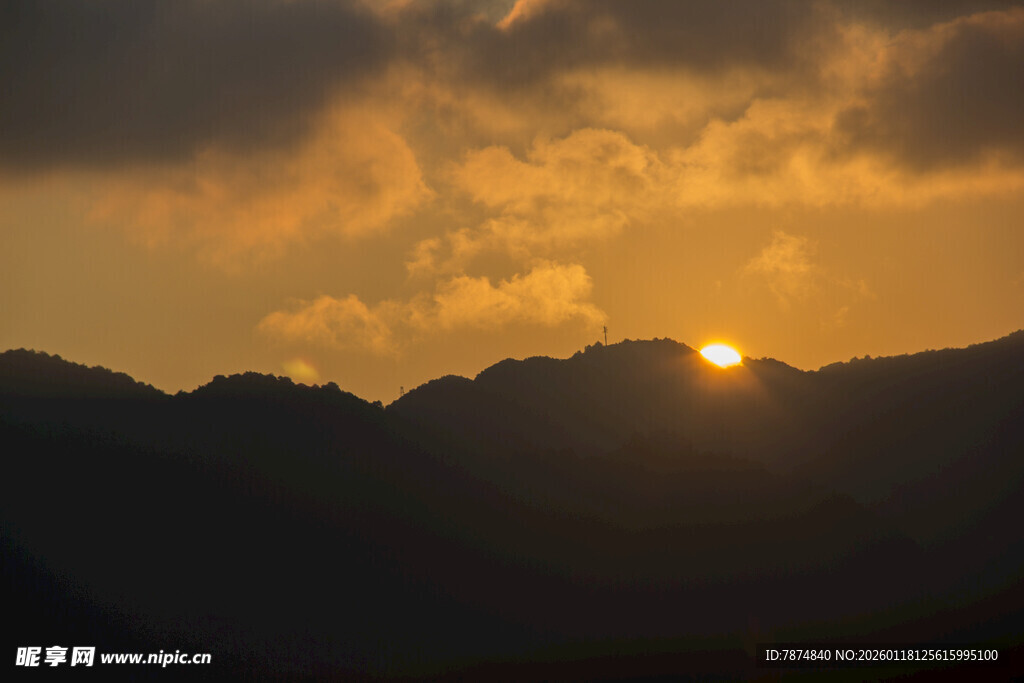 夕阳映山景