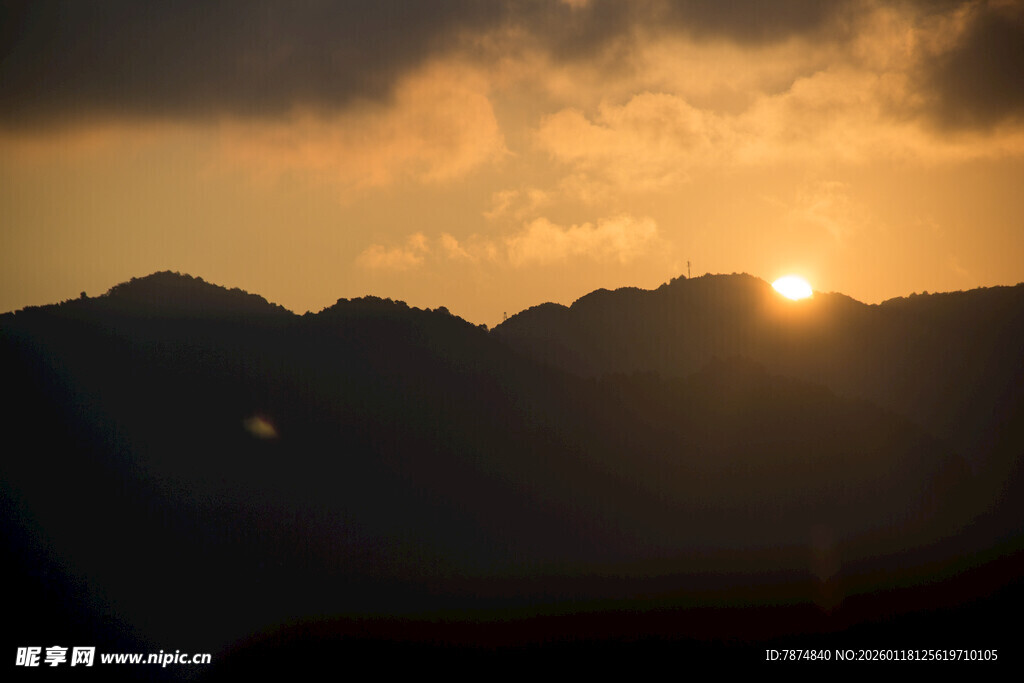 夕阳下的山峦美景