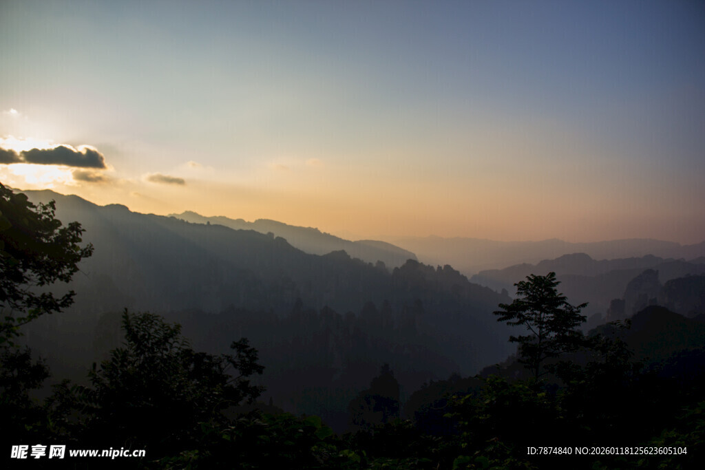山间晨曦美景