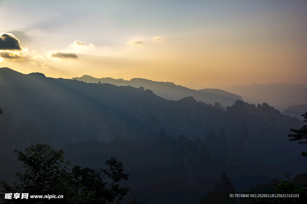 日暮山间美景
