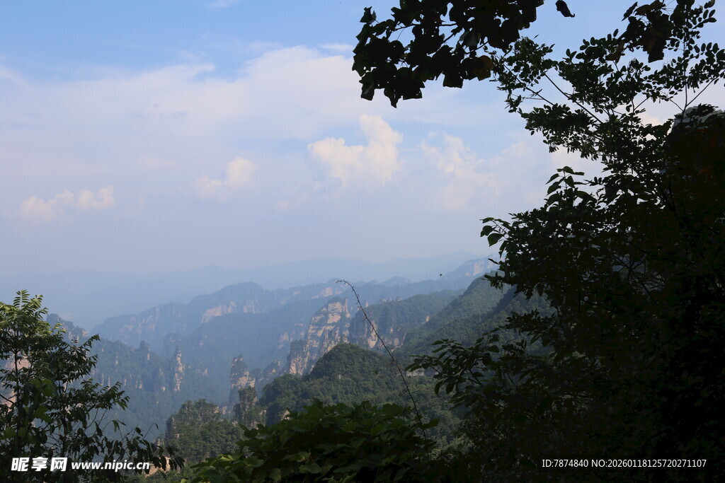 山间美景 云雾缭绕的山峦