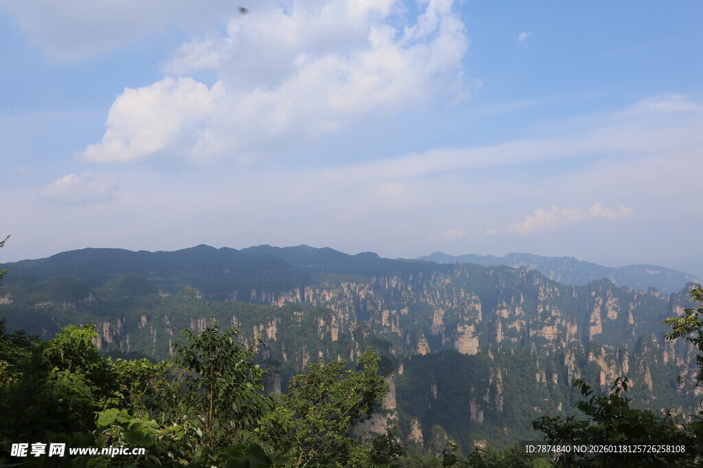 山峦间的城市天际线