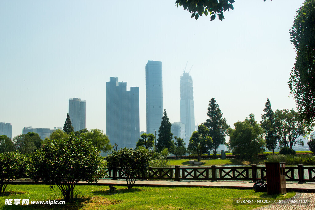 城市绿地与摩天大楼景观