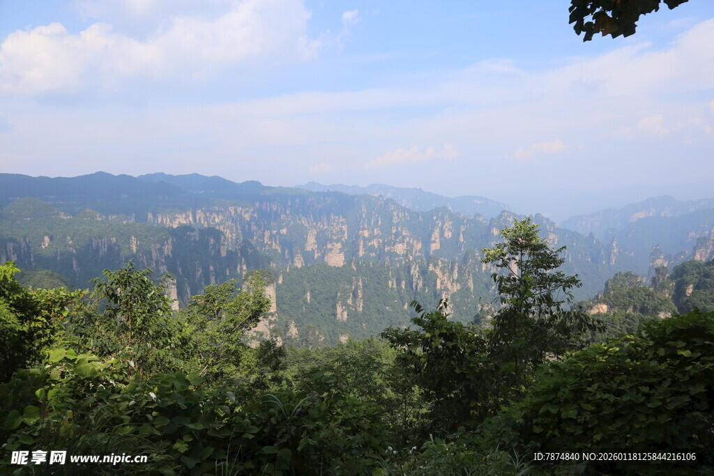 山林间的壮阔山峦景色