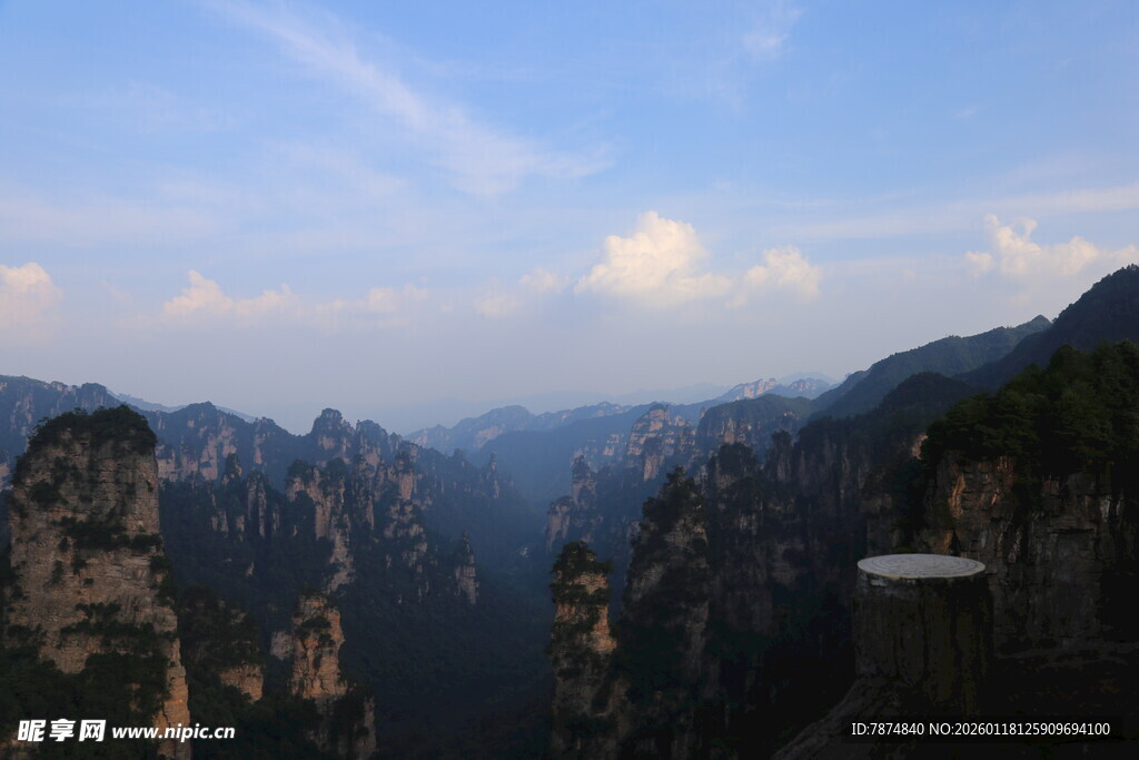 壮美山峦间的云海景观