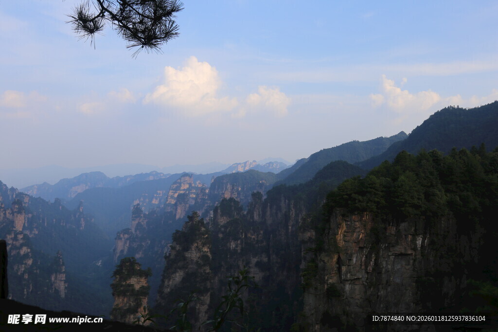 壮丽山景 云雾缭绕的奇峰