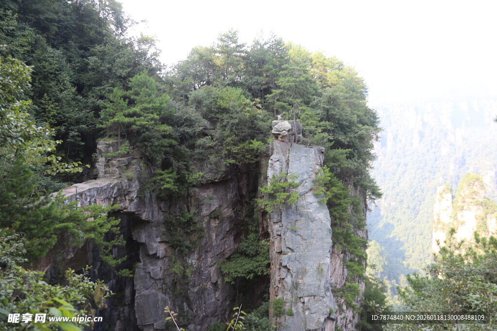 奇峰耸翠 山林间的自然奇观
