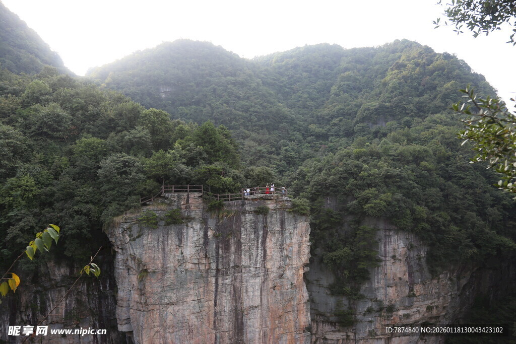 山间壮观石墙景观