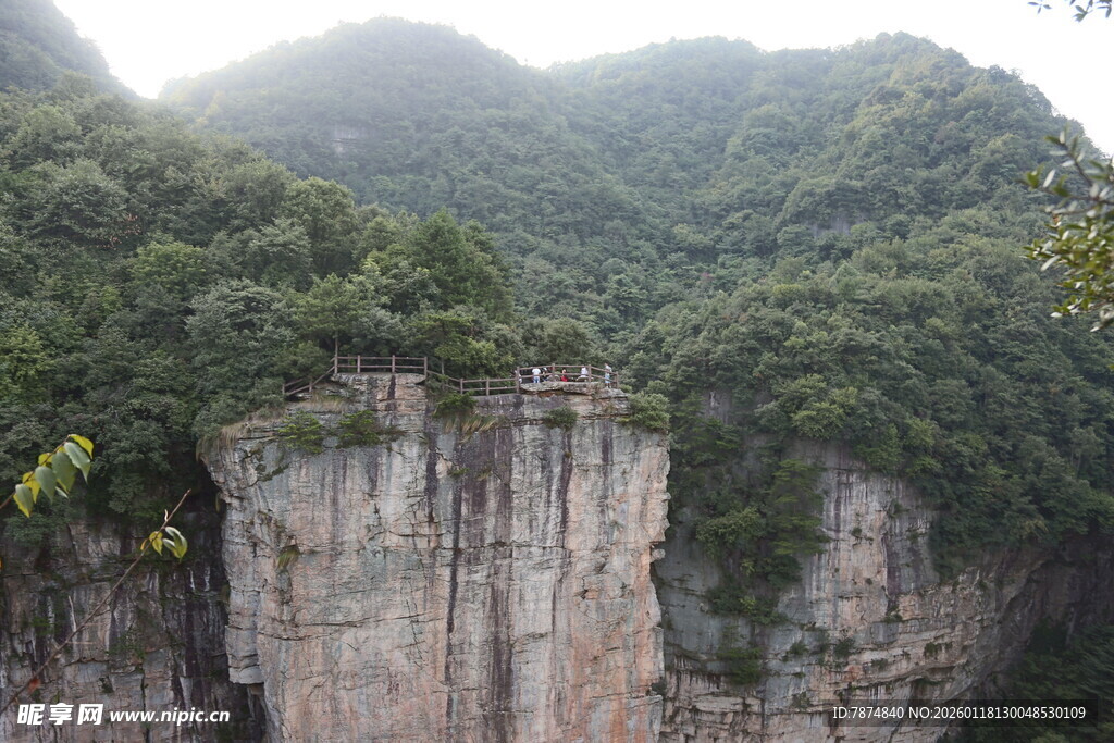 壮丽悬崖与葱郁山峦