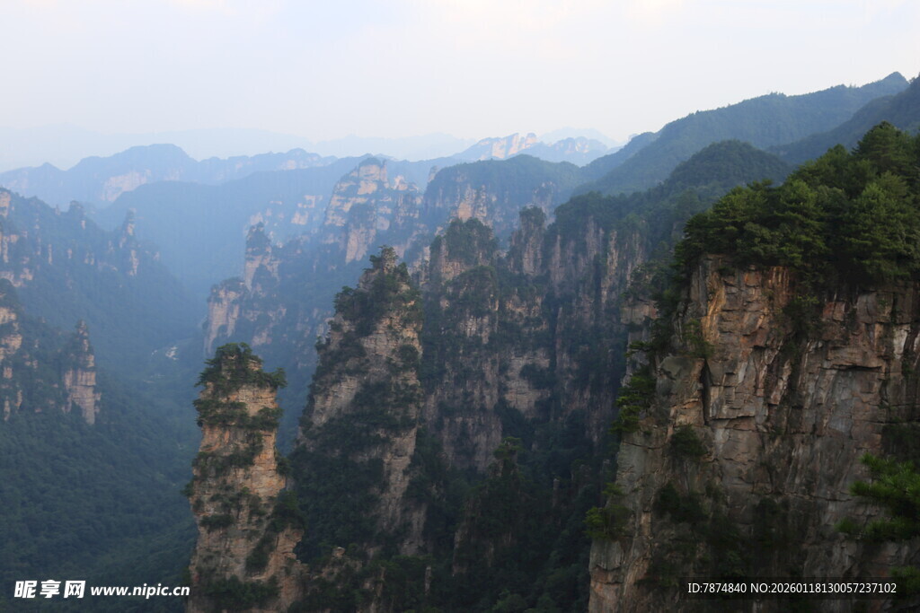 壮丽奇峰景观