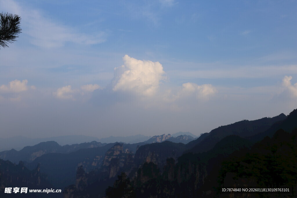 山峦云海间的壮美风光