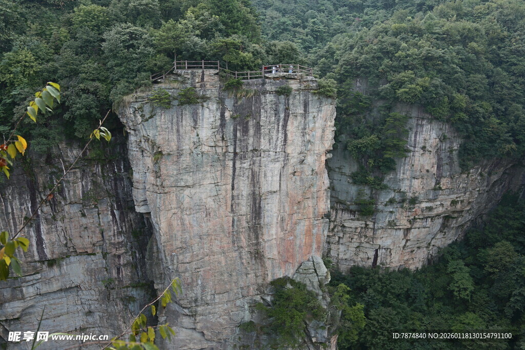 壮观险峻的高山悬崖景观