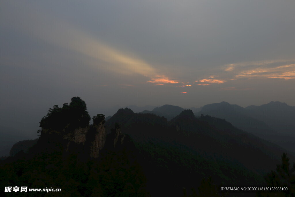 黄昏下的壮丽长城景观