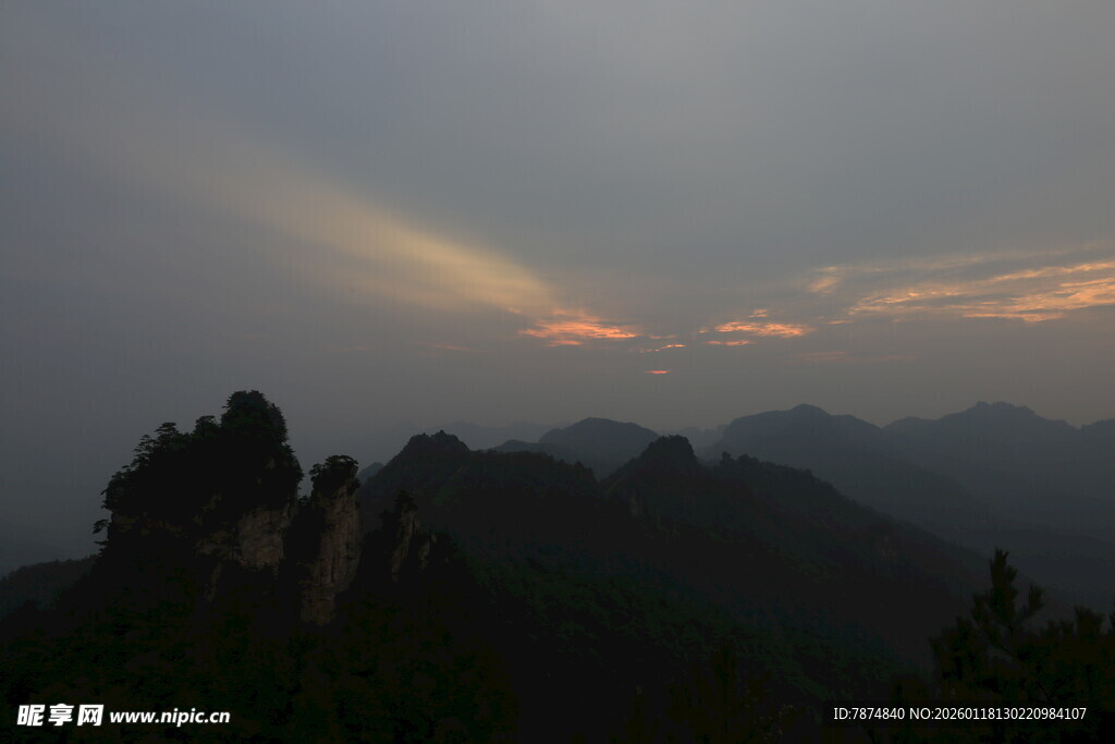 黄昏下的山峦美景