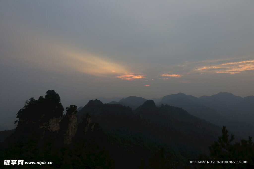 黄昏下的山峦