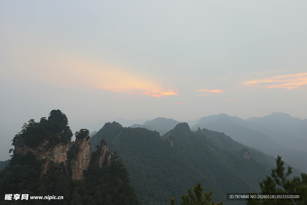 山间暮色中的壮丽峰林景观